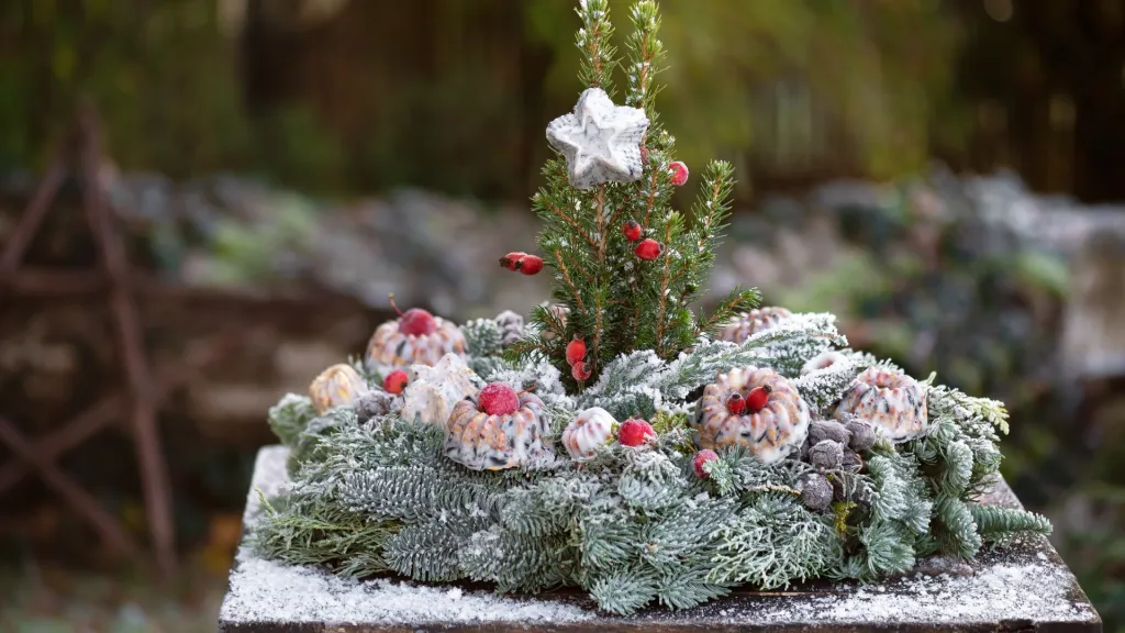 Advent wreath upcycling as a feeding station for birds