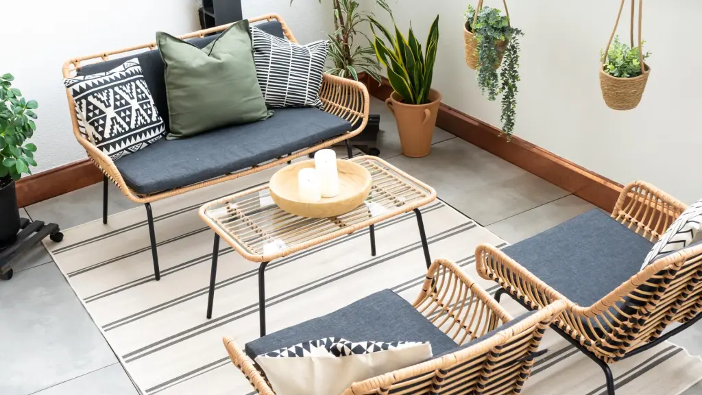 A balcony with lots of plants and rattan furniture in simple colors – these are the balcony trends for 2026.