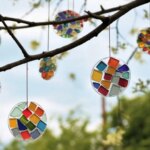 Suncatcher made from hot glue: Colorful DIY for the Easter bush